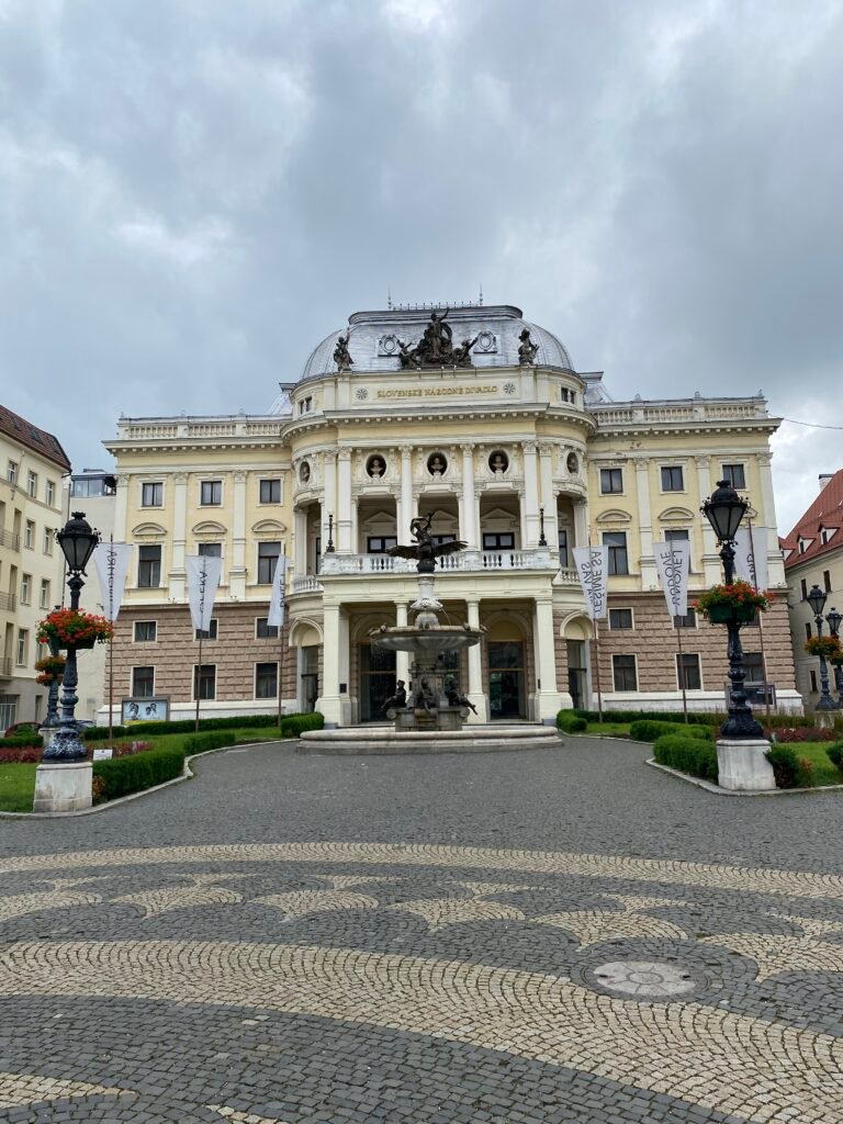 Historisches Gebäude mit heller Fassade in Bratislava
