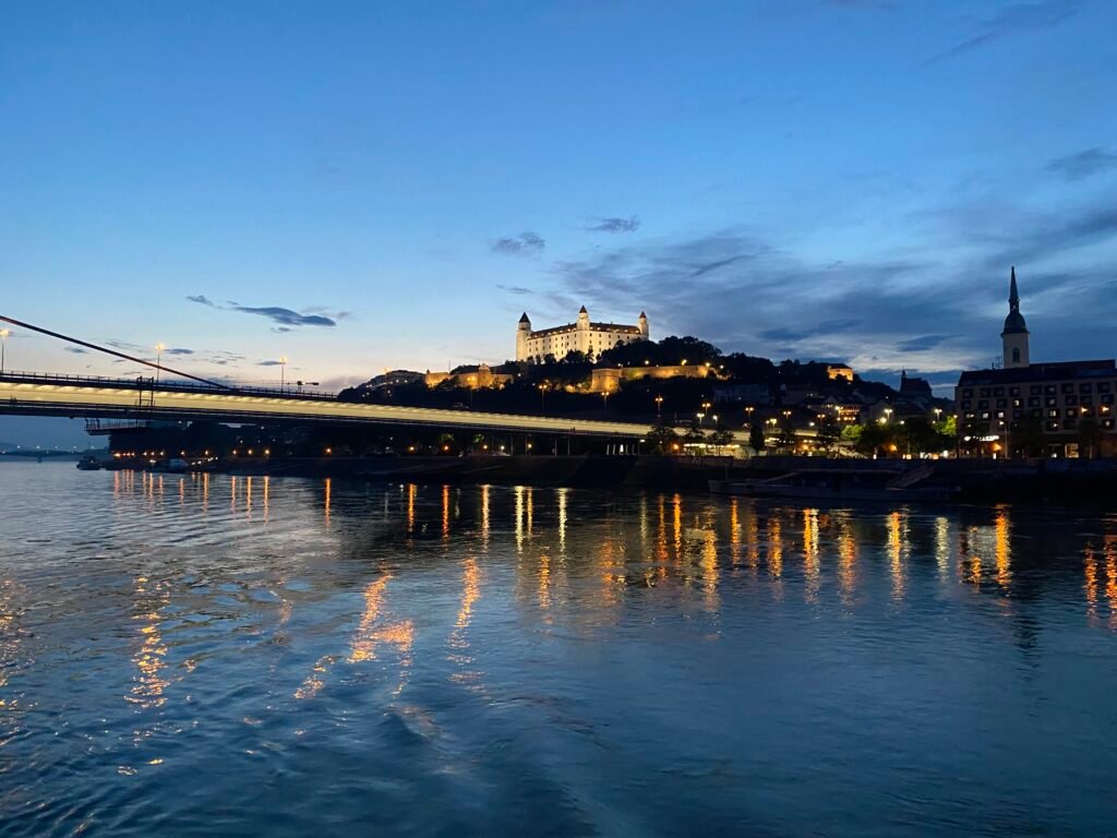 Burg Bratislava und Brücke an der Donau in der Abenddämmerung