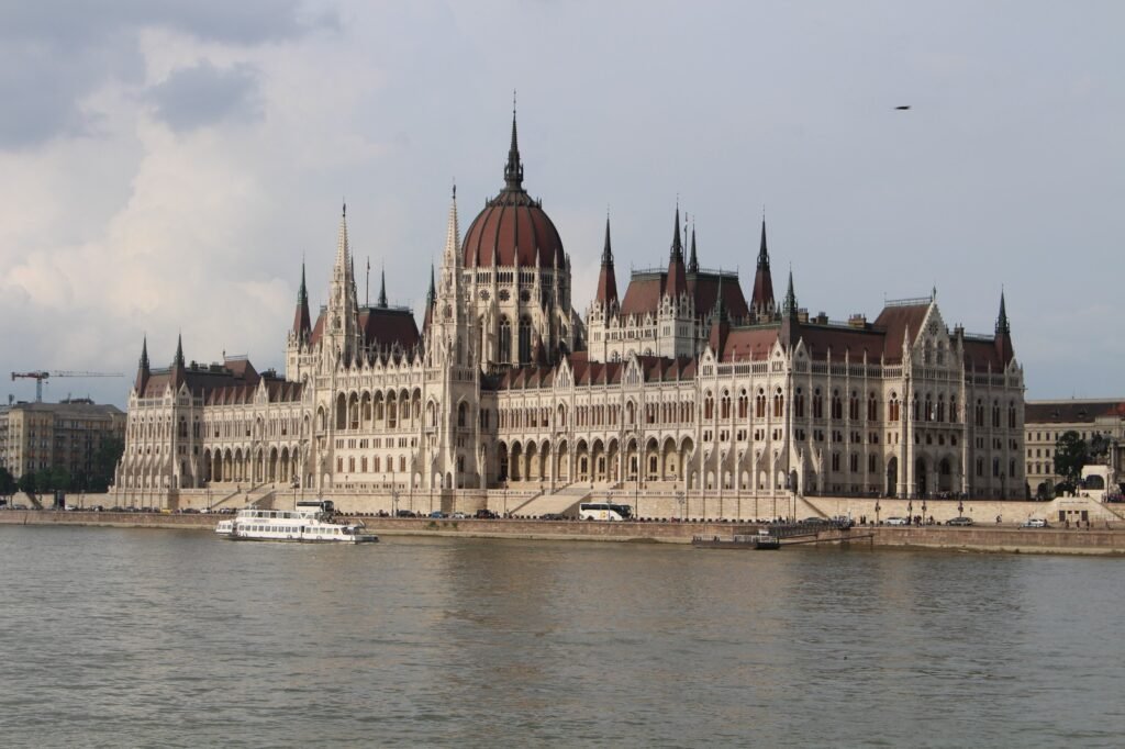Ungarisches Parlamentsgebäude in Budapest mit neugotischer Fassade und Kuppel