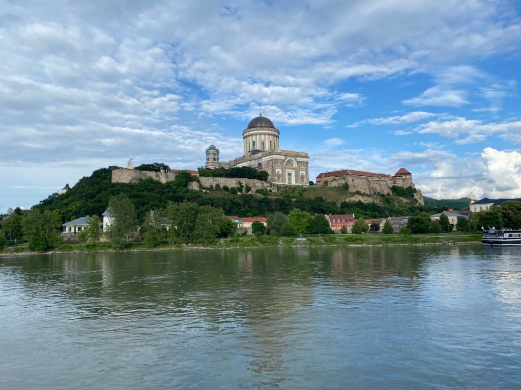 Esztergom mit Basilika oberhalb der Donau unter bewölktem Himmel