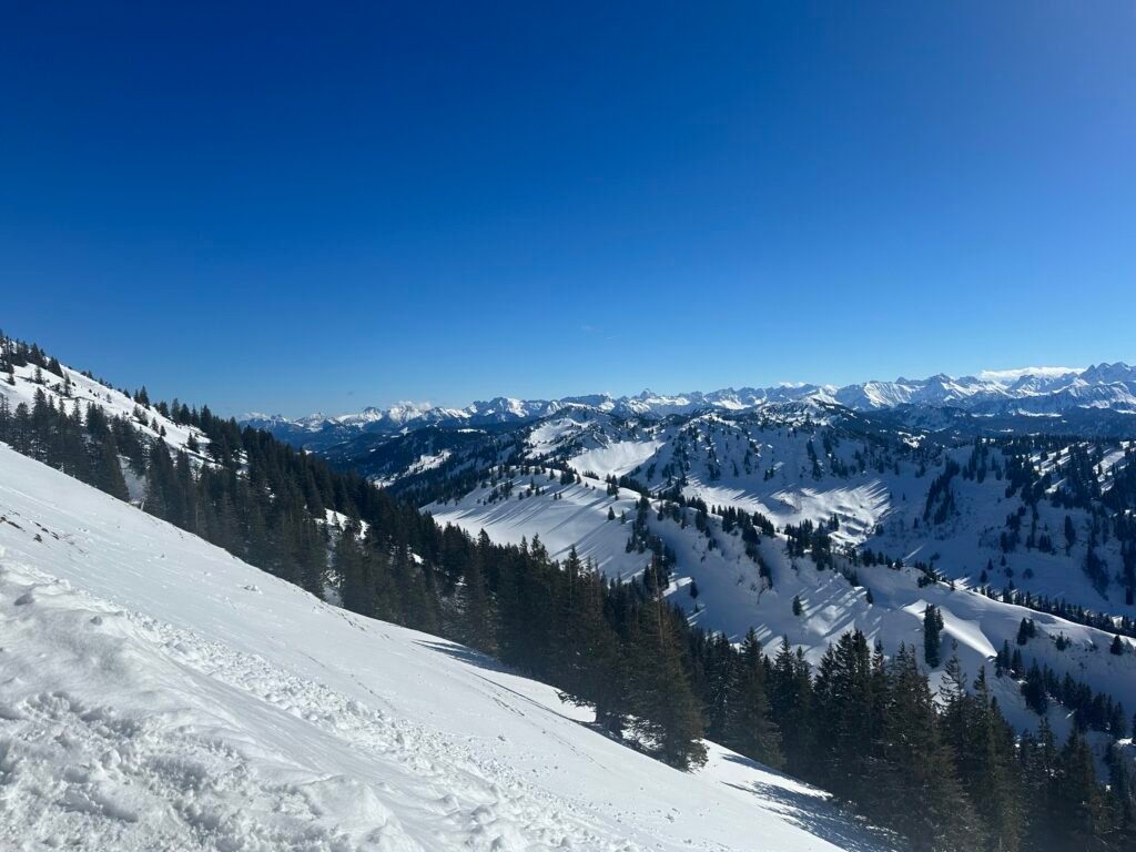 Verschneite Berglandschaft vom Hochgrat bei Oberstaufen mit Blick auf die umliegenden Gipfel