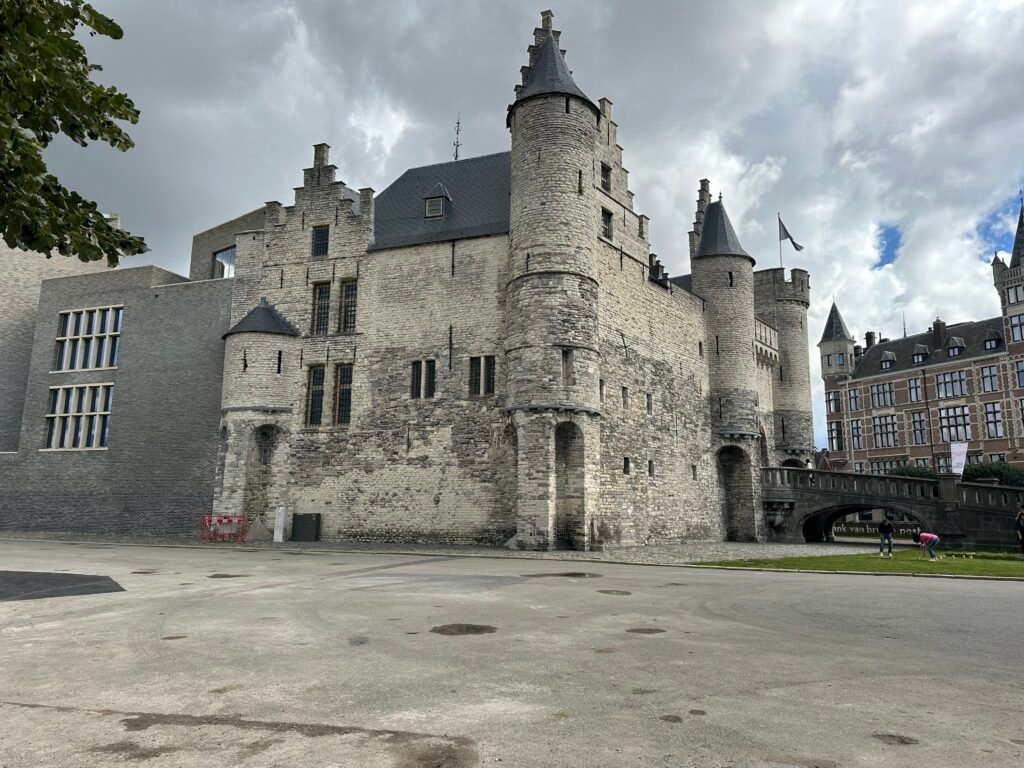 Burg Het Steen in Antwerpen mit historischer Steinfassade und Türmen