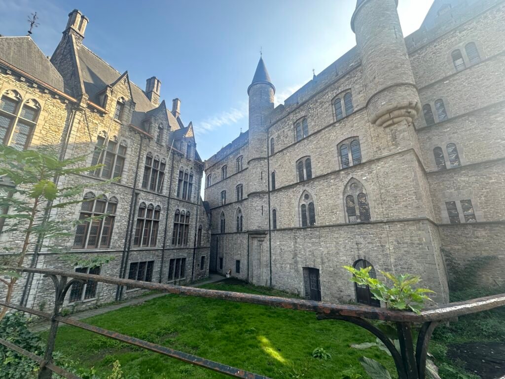 Historische Häuser mit verzierten Fassaden unter blauem Himmel
