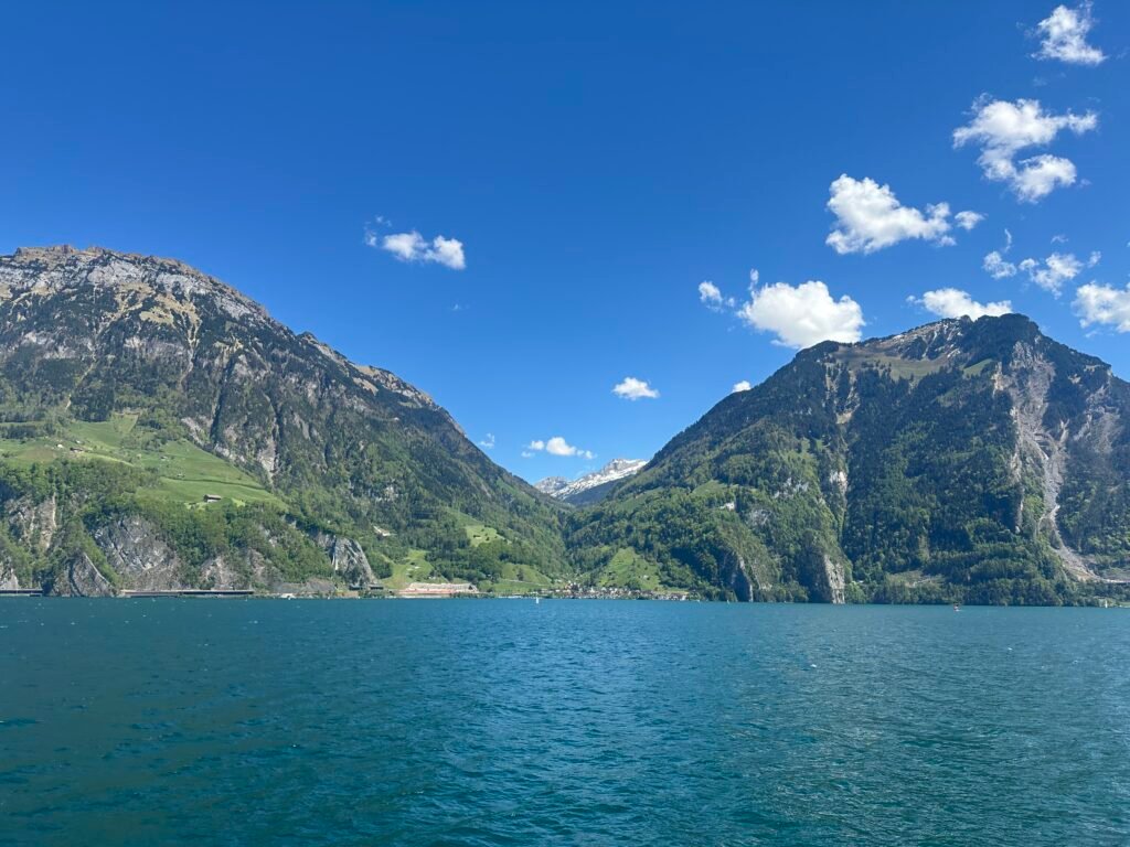 Vierwaldstättersee mit blauem Wasser zwischen grünen Berghängen