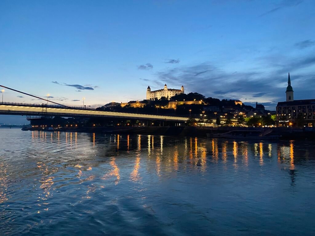 Beleuchtete Burg Bratislava über der Donau bei Nacht